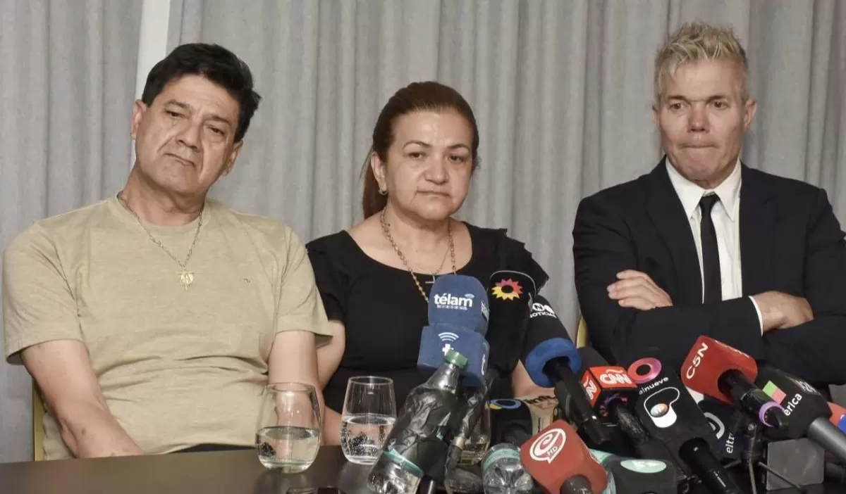 Los papás de Fernando Báez Sosa junto a su abogado Fernando Burlando tras la sentencia