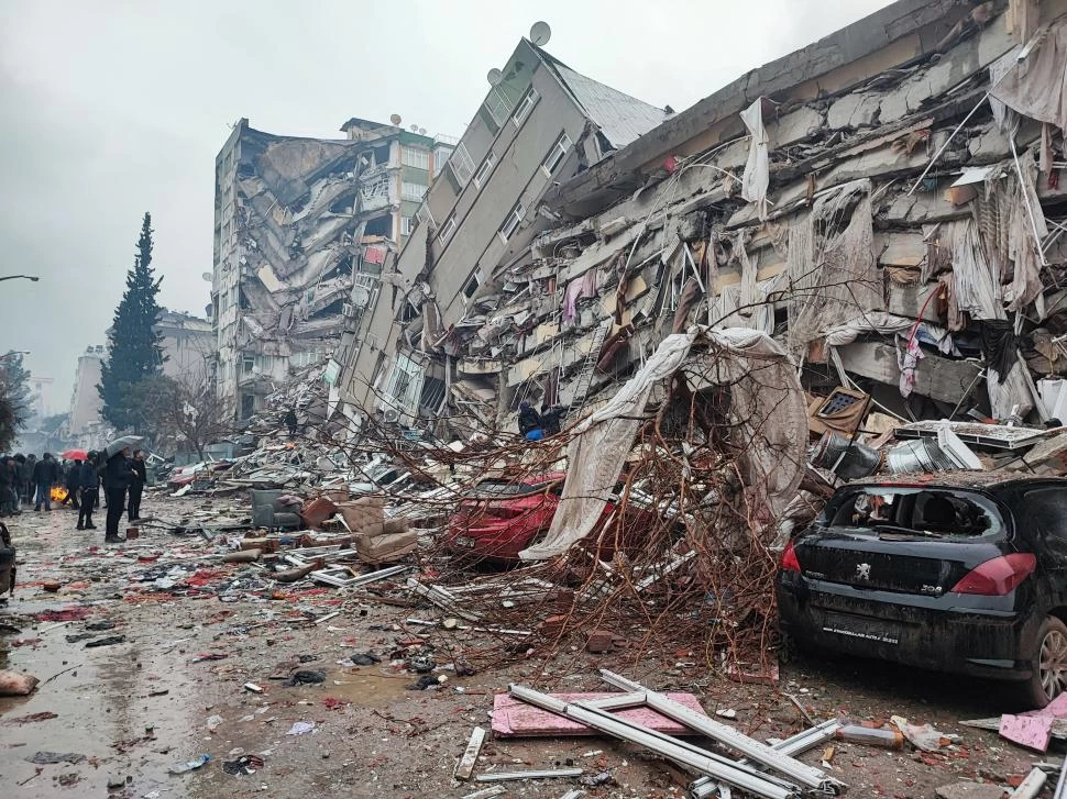 TREMENDA IMAGEN. Las autoridades solicitaron la ayuda internacional por los miles de heridos reportados y los cientos de edificios derrumbados. 