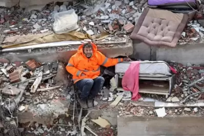 Terremoto en Turquía: un padre sostuvo la mano de su hija muerta y la imagen recorrió el mundo