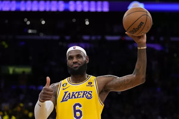 La camiseta de LeBron James, el gran triunfo de los Lakers esta