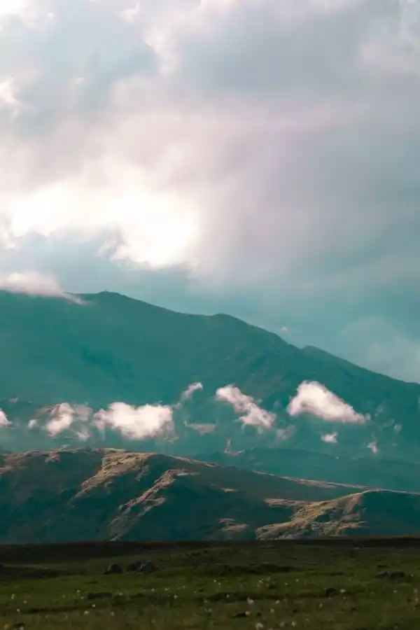 PARA SOÑAR DESPIERTOS. Las altas cumbres siendo iluminadas por el sol y enmarcadas por las nubes, crean un paisaje onírico.
