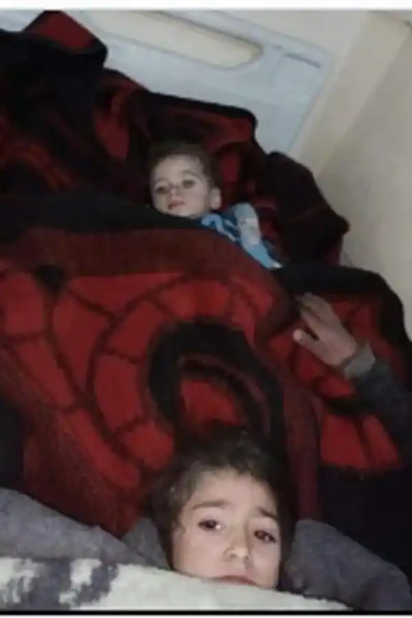 Terremoto en Turquía: una nena protegió a su hermano por horas bajo los escombros