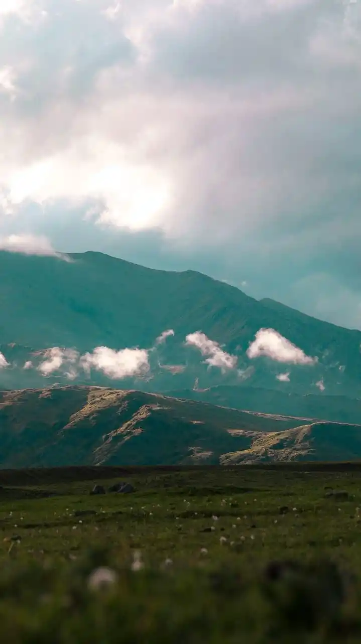 PARA SOÑAR DESPIERTOS. Las altas cumbres siendo iluminadas por el sol y enmarcadas por las nubes, crean un paisaje onírico.