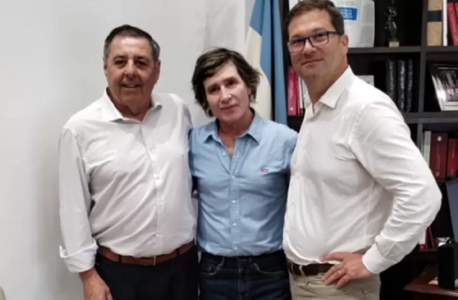 Pedicone conversando con el senador Alfredo De Angeli y Martín Casares