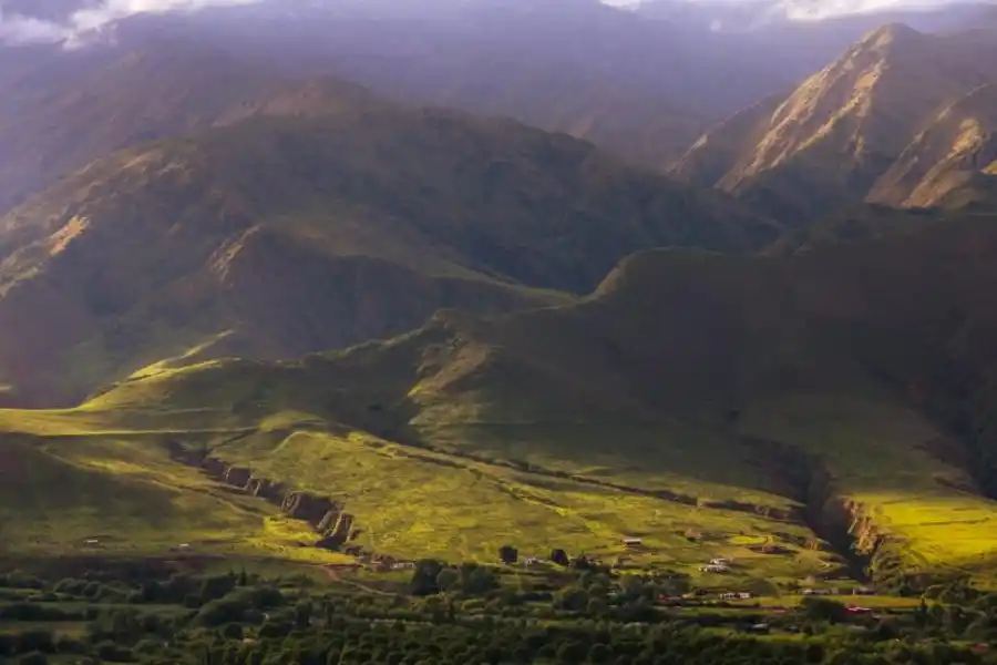 PAISAJISMO PURO. Perspectiva alejada del atardecer en los cerros.