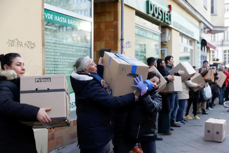 SOLIDARIDAD. La comunidad recibe y organiza las donaciones.