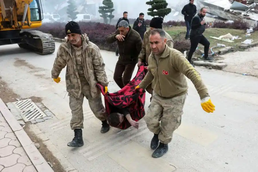 TRASLADOS. Cuerpos rescatados de un edificio en Hatay, Turquía. 