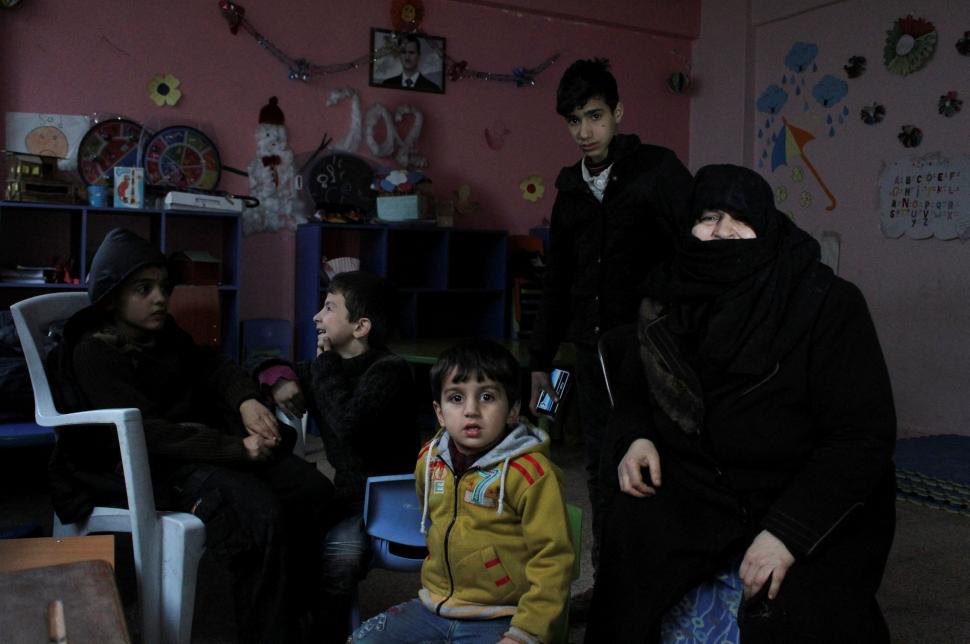 LOS ROSTROS DE LA TRAGEDIA. Una familia descansa en refugio en Aleppo, Siria. 