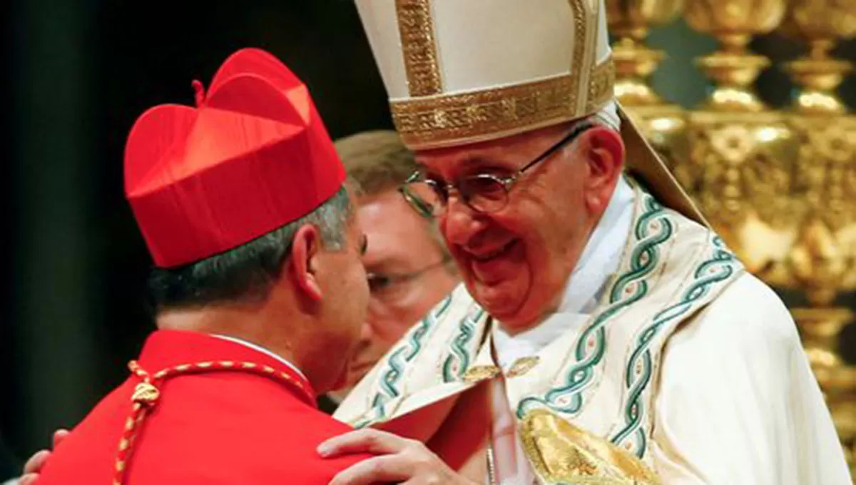 POLÉMICO ENCUENTRO. En 2018, el Papa Francisco bendijo a Angelo Becciu, como nuevo cardenal, durante una ceremonia en la Basílica de San Pedro en el Vaticano, el 28 de junio de 2018.