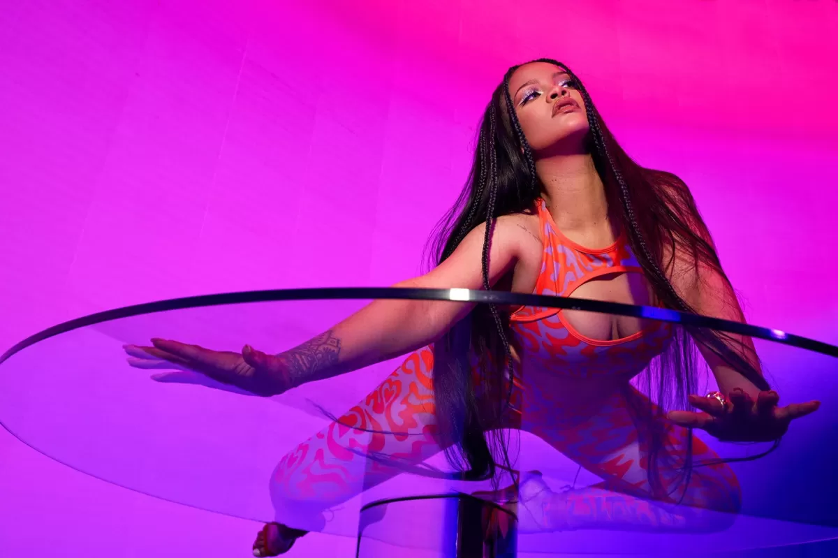 Rihanna presenta un espectáculo con elementos caribeños en el Super Bowl