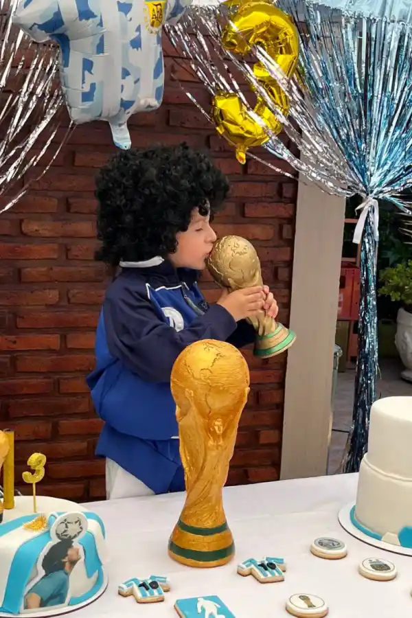 Simón, el niño fanático de Diego Maradona.