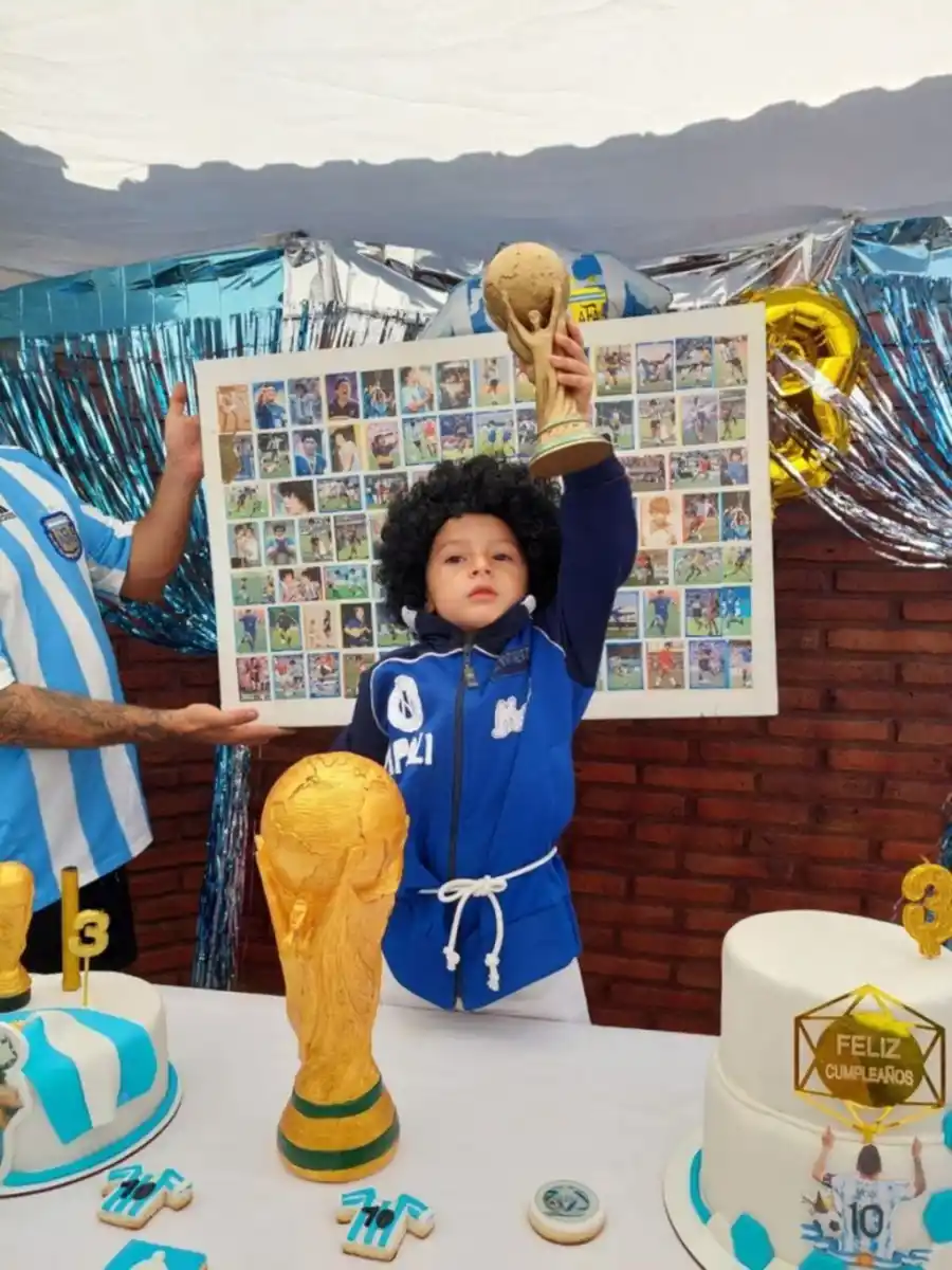 Simón, el niño fanático de Diego Maradona.