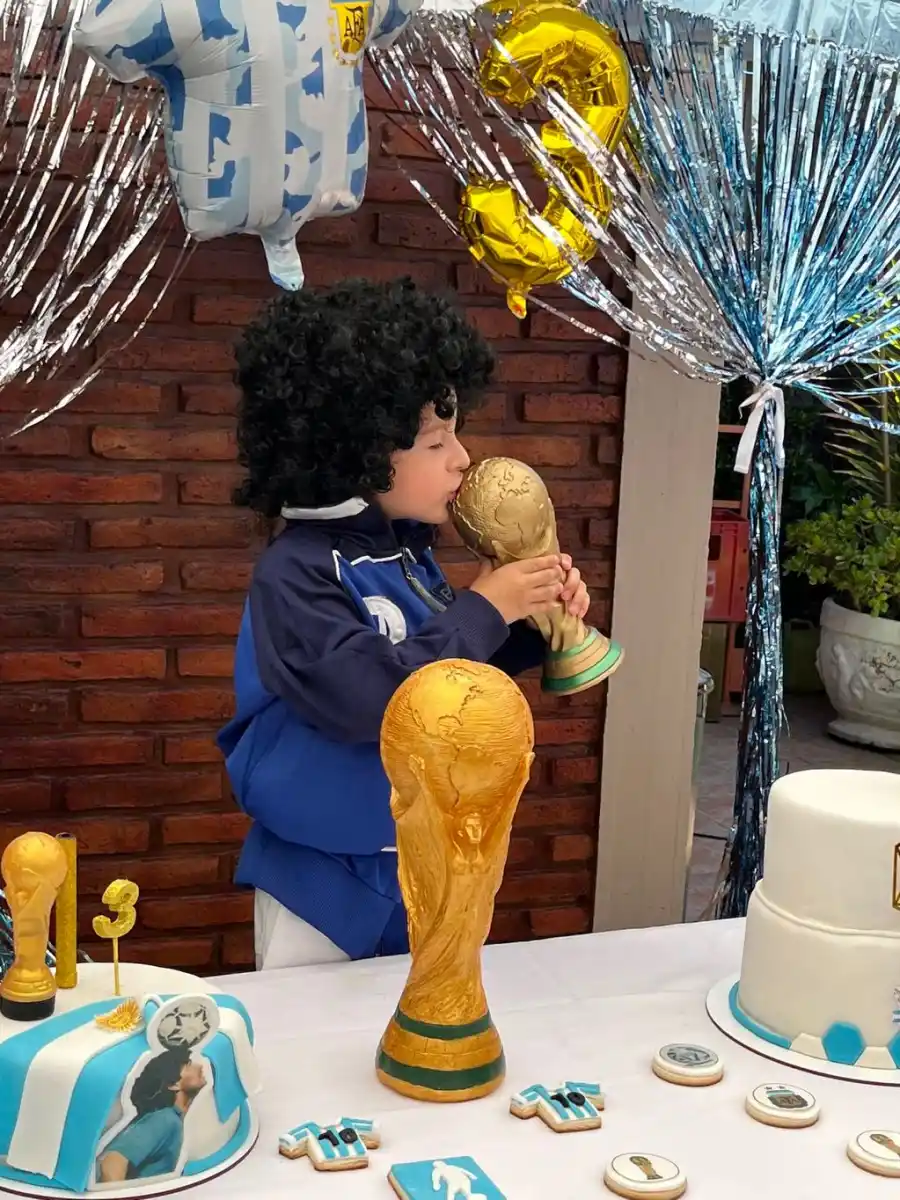 Simón, el niño fanático de Diego Maradona.