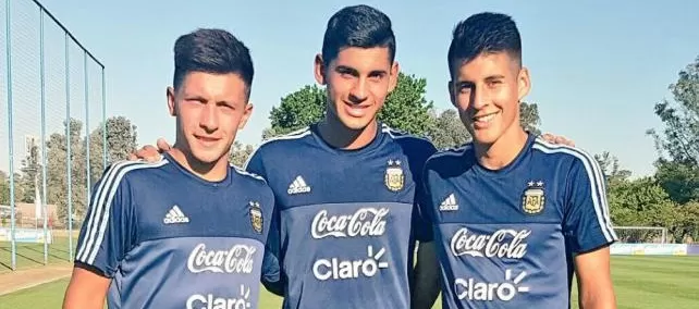 TRES ESTRELLAS. Pereyra (derecha) posa junto a Lisandro Martínez y a Cristian “Cuti” Romero en una foto sacada mientras formaban parte del seleccionado Sub-20 que jugó el Sudamericano de 2017.  