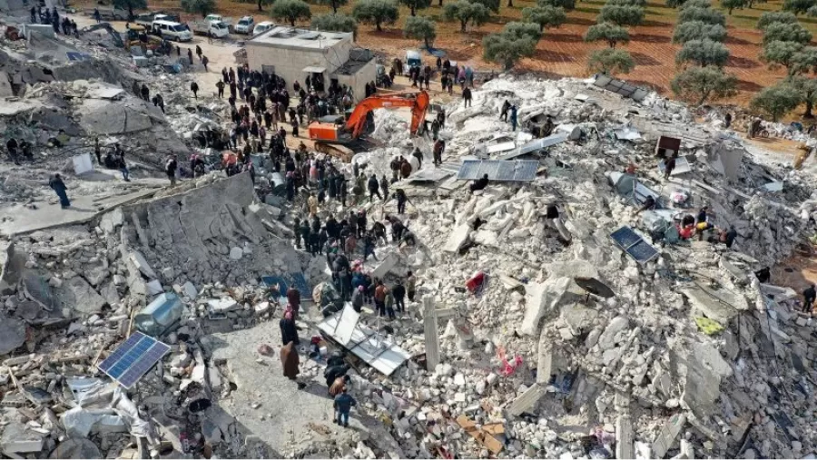 Fuerte terremoto de 7,8 grados sacudió a Turquía.