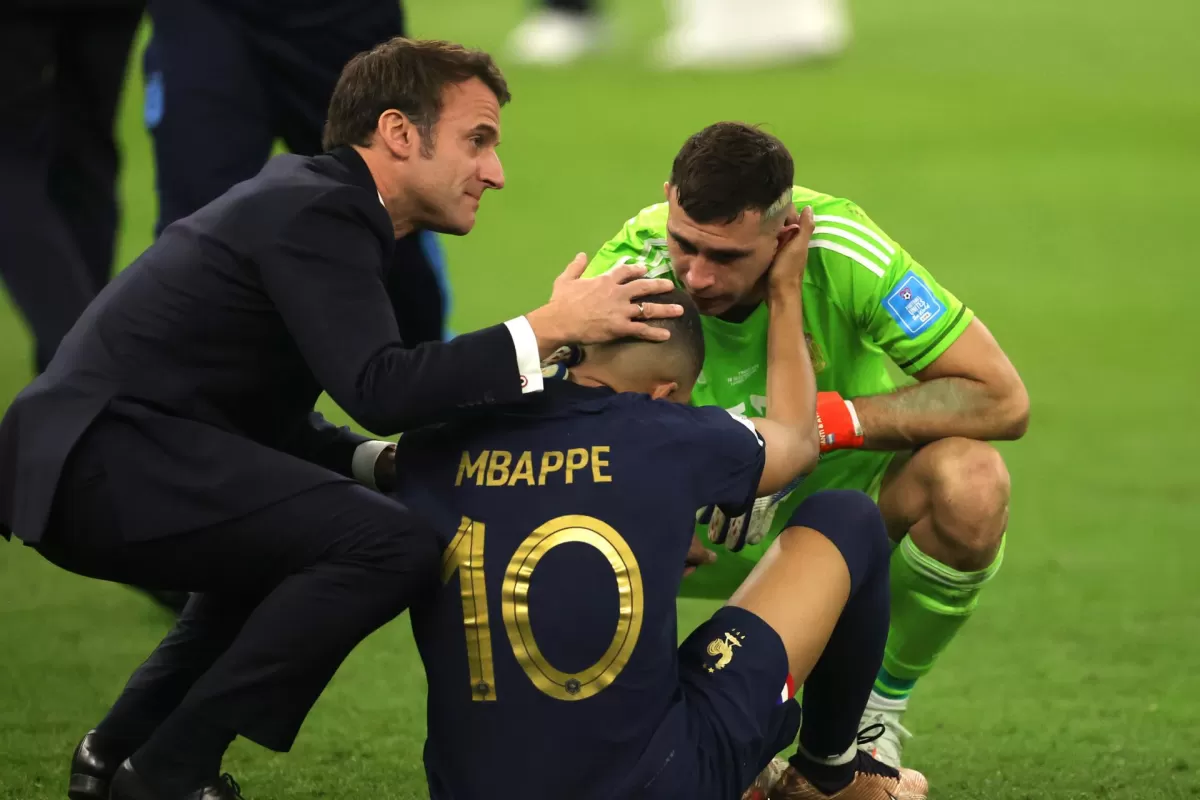“Dibu” Martínez le pidió disculpas a Mbappé y reveló que se dijeron después de la final