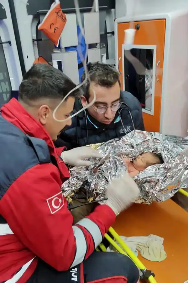 Terremoto en Turquía: un recién nacido y su madre fueron rescatados luego de cuatro días en los escombros