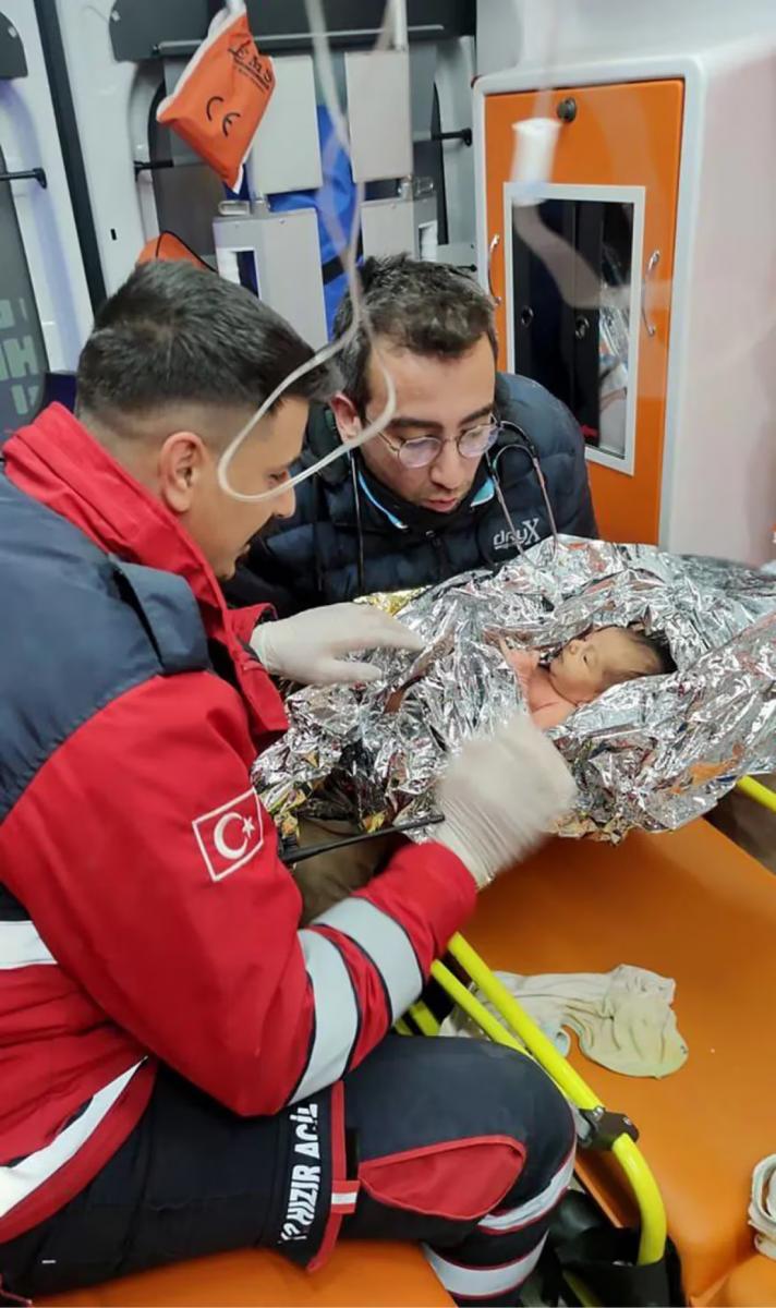 Terremoto en Turquía: un recién nacido y su madre fueron rescatados luego de cuatro días en los escombros