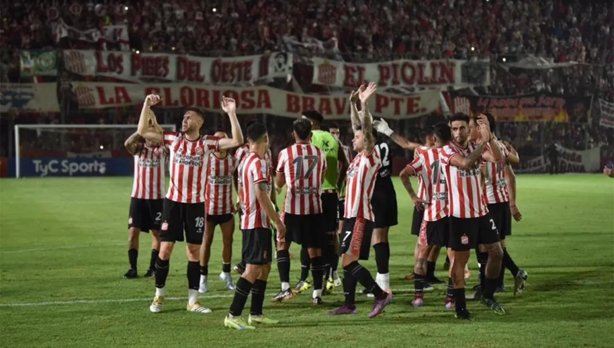 APLAUSOS. Los jugadores de San Martín festejaron con los hinchas los tres puntos conseguidos ante All Boys. 