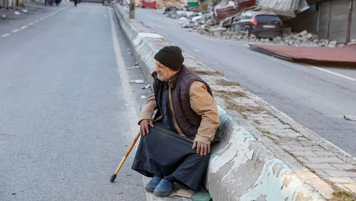 ZONA DE DESASTRE. Un hombre descansa en Kahramanmaras, una ciudad que quedó devastada por el terremoto.