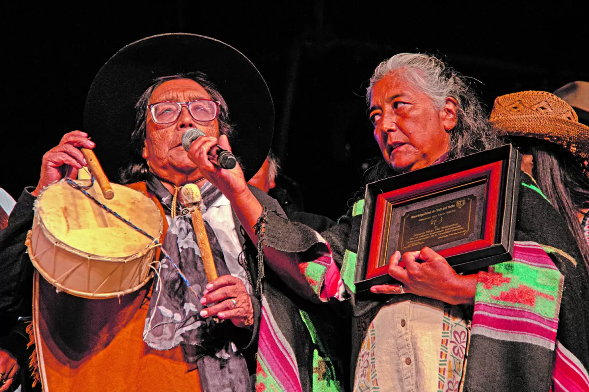 HERENCIA FAMILIAR. Juana Díaz, con su caja, cantando unos versos junto a su hija, Ángela Romano, que también se dedica a las coplas.