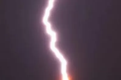 La increíble foto de un rayo sobre el Cristo Redentor en Brasil