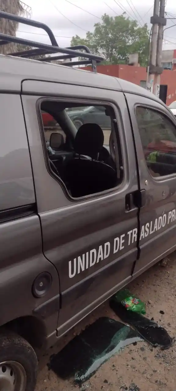 SORPRENDIDO. Un joven momentos antes de robar un taxi en Las Torres.
