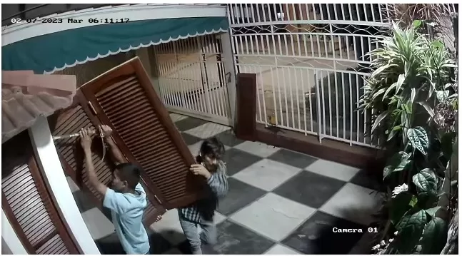 DAÑOS. Así quedó el vehículo que sufrió el robo en plena calle.