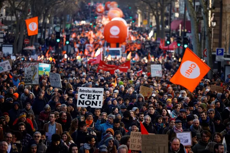 Francia: trabajadores convocaron a un paro general