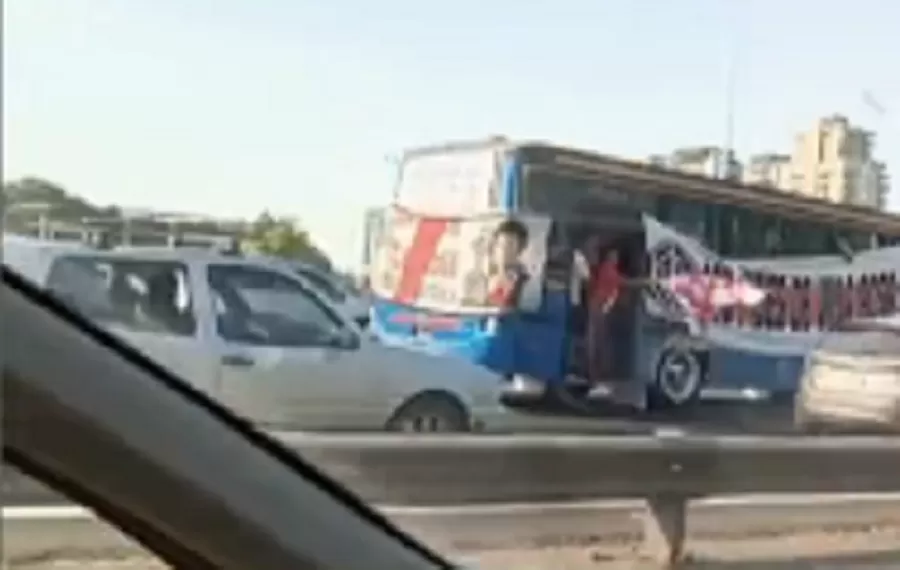 Murió un hincha de River que se cayó de un micro que iba al Monumental