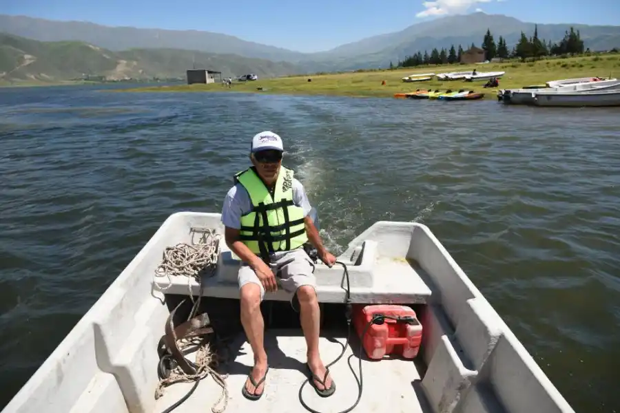 IMPACTADA Y AGRADECIDA. Es la forma en la que la gente que navega en el lago sale luego de envolverse del paisaje vallisto. 