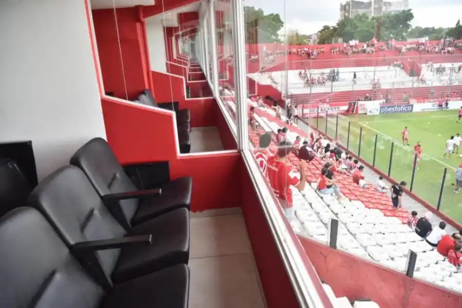 CÓMODO. Los plateistas pueden disfrutar hasta del aire acondicionado. 