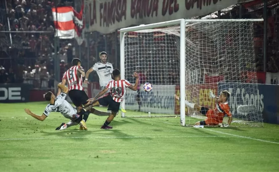 MOMENTO CUMBRE. Dening empuja a la red la pelota, luego de un rebote en el palo, para marcar el 2-1 y desatar la locura de los hinchas en La Ciudadela. LA GACETA/FOTO DE INÉS QUINTEROS ORIO