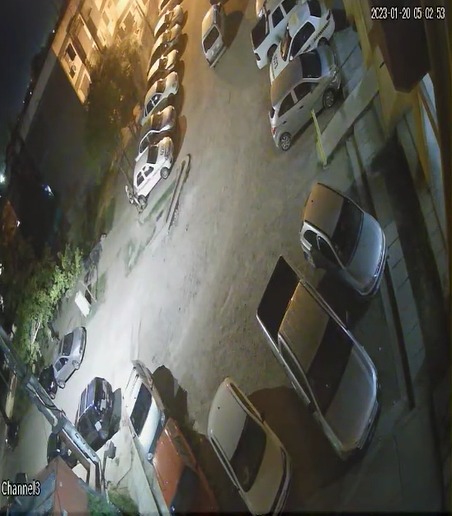 IN FRAGANTI. Dos jóvenes fueron registrados robando una persiana en el barrio Parque.