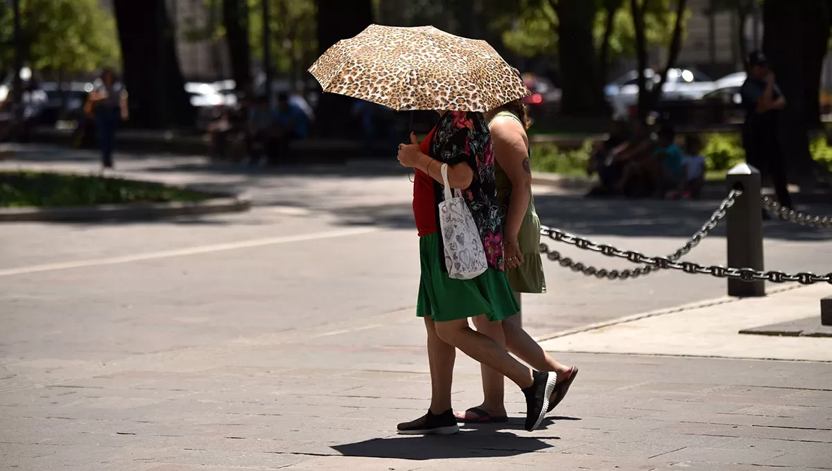AGOBIANTE. El calor no cede en Tucumán y se esperan 48 horas más hasta que descienda sustancialmente la temperatura.