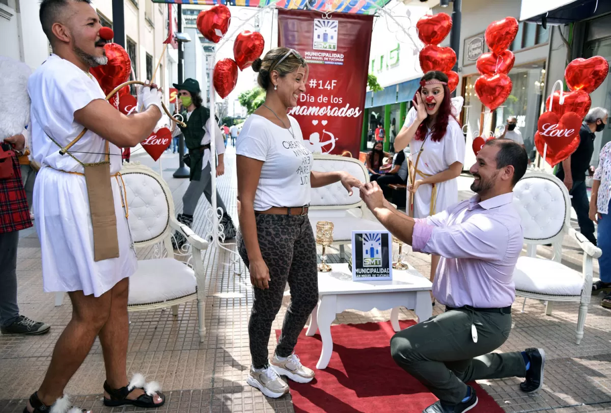 San Valentín: cupidos en la peatonal y living del amor en la plaza