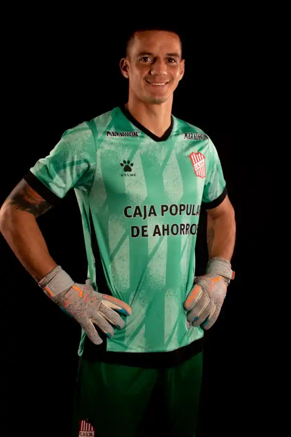 La nueva camiseta de San Martín es bien clásica, pero moderna