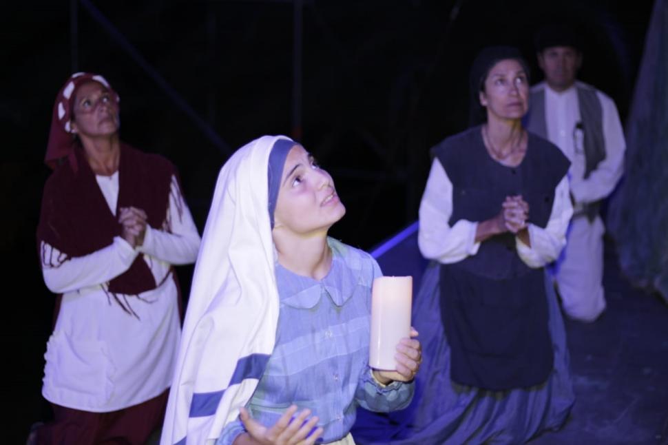 DEVOCIÓN. Bernardita y otras mujeres le rezan a Nuestra Señora.