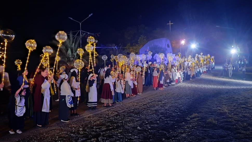 MUCHA LUZ. Con globos iluminados se acompañó otro momento de la tradicional escenificación que se hace en la localidad tranqueña.