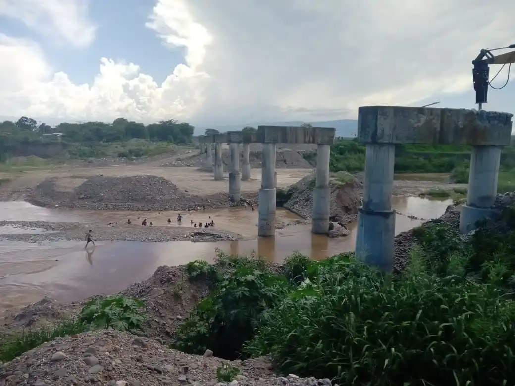 INSEGURIDAD. La empresa denuncia robos recurrentes en la obra del cruce ferroviario sobre el río Salí.