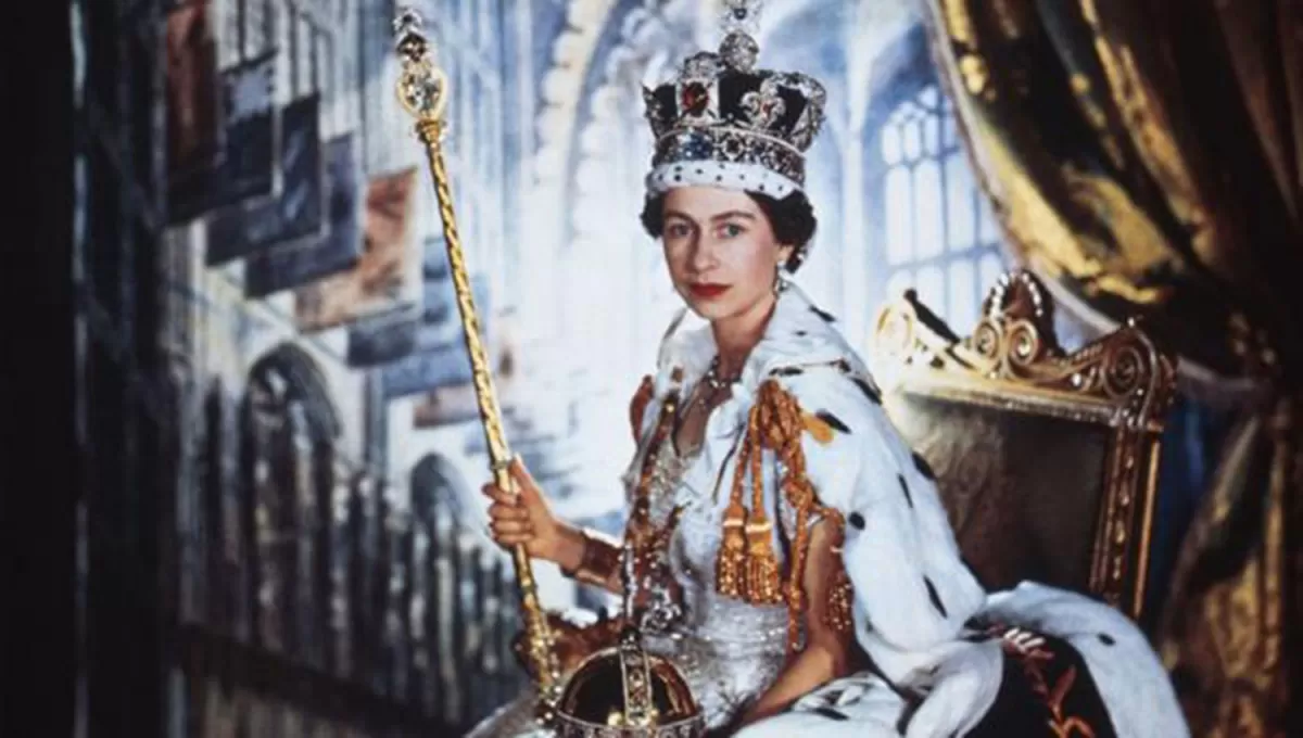 ¿MALDITO? La reina Isabel luciendo una corona con el famoso diamante Koh-i-Noor.