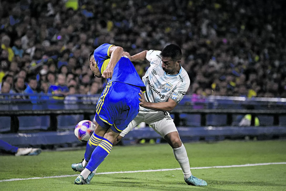 ¡CUIDADO, “BEBE”! Guillermo Acosta disputa la pelota con firmeza en La Bombonera. El capitán de Atlético fue amonestado 11 veces en la Liga Profesional 2022.