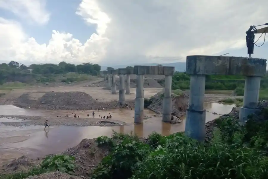 INSEGURIDAD. La empresa denuncia robos recurrentes en la obra del cruce ferroviario sobre el río Salí.