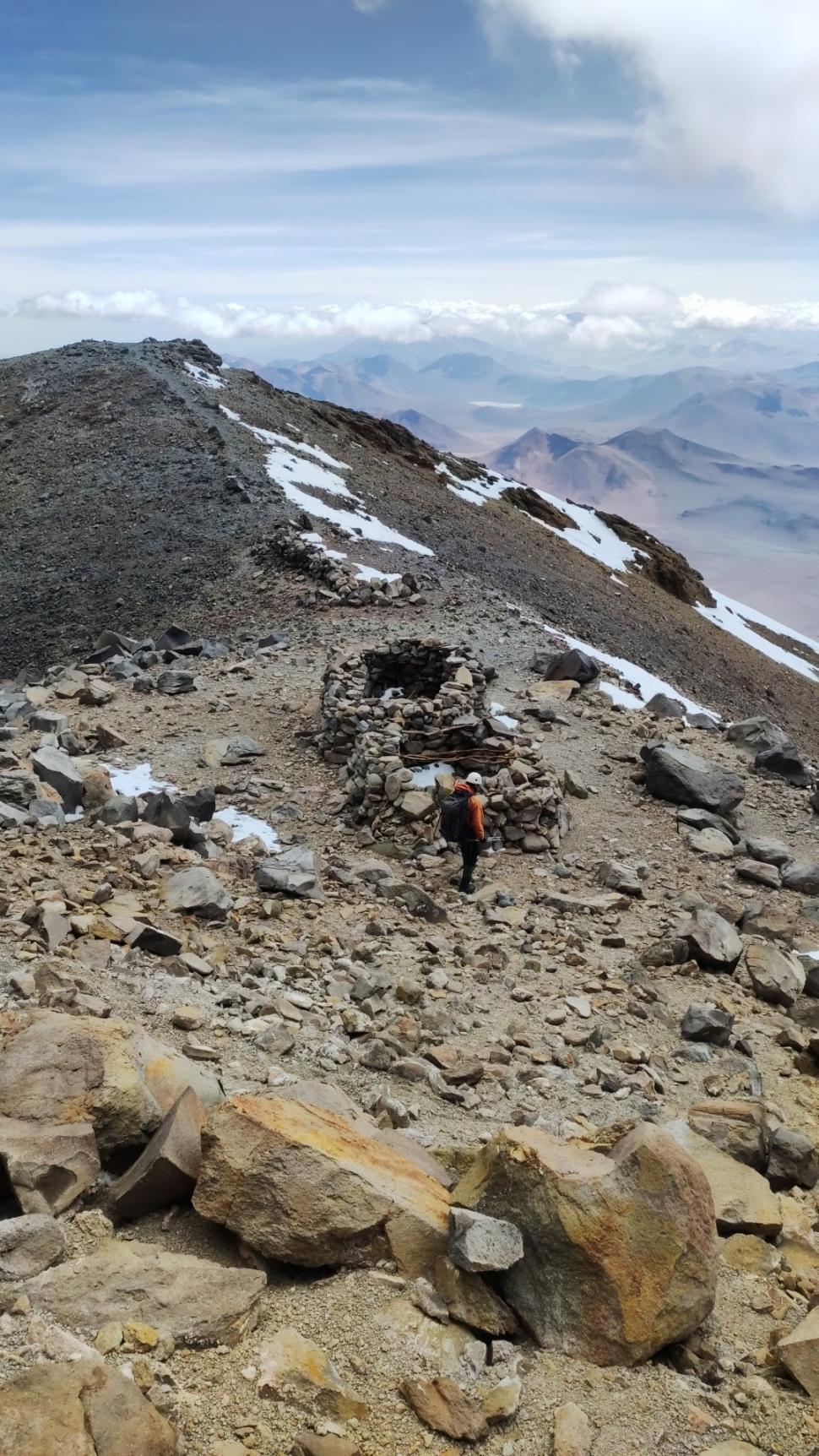 VESTIGIOS. Los deportistas recorrieron los restos de dos chozas incas, utilizadas para preparar a los niños antes de sacrificarlos. 