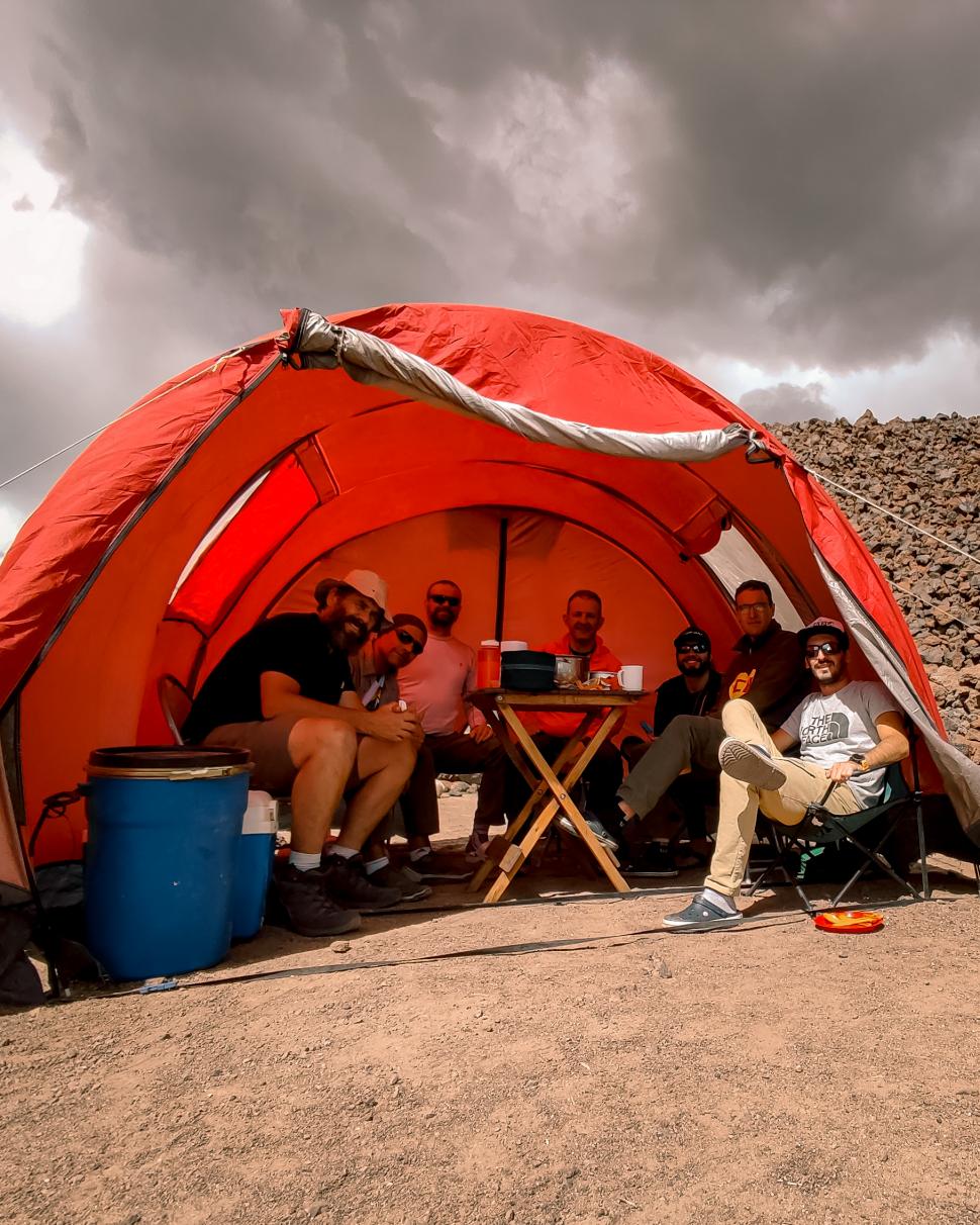 DESCANSO. Para llegar a la cumbre (a 6.700 metros) tuvieron que parar en tres campamentos de altura, para aclimatarse y para recargar energía. Fotos gentileza Juan Pablo Barilari 