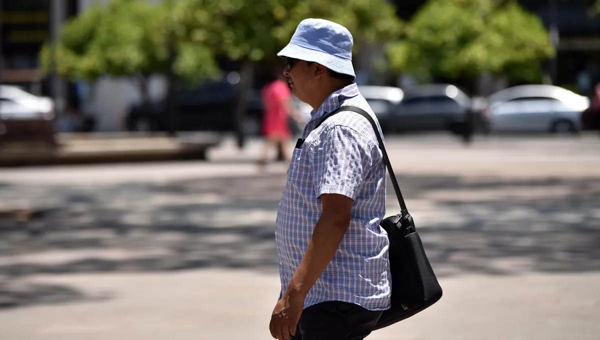 CALUROSO. Se espera para hoy un leve descenso de la máxima, que no será suficiente.