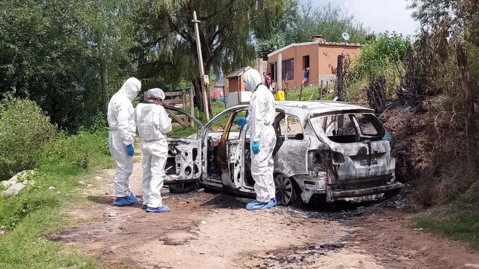 EL ENIGMA QUE AÚN NO SE RESOLVIÓ. El auto apareció quemado en Las Carreras y el cuerpo con cuatro balazos junto al vehículo. 