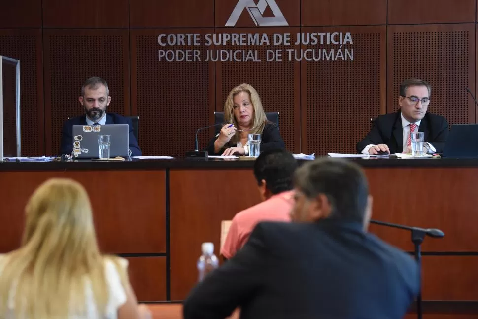 DECLARACIÓN. La jueza Stella Maris Arce le toma juramento a un testigo. 