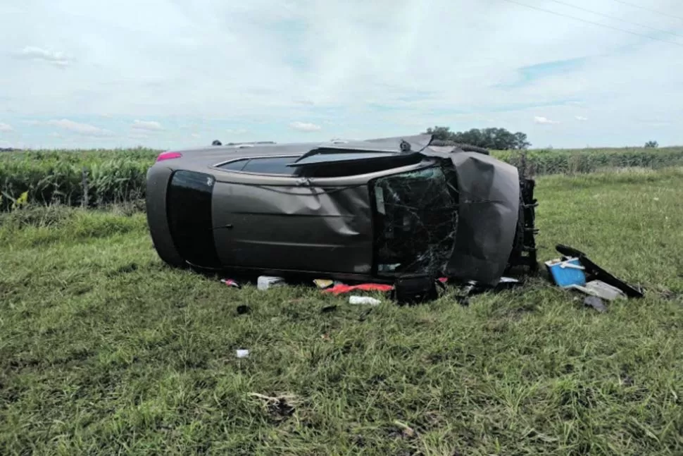  Una viajera tucumana falleció ayer a causa del vuelco de un automóvil Nissan Versa en la ruta 2.