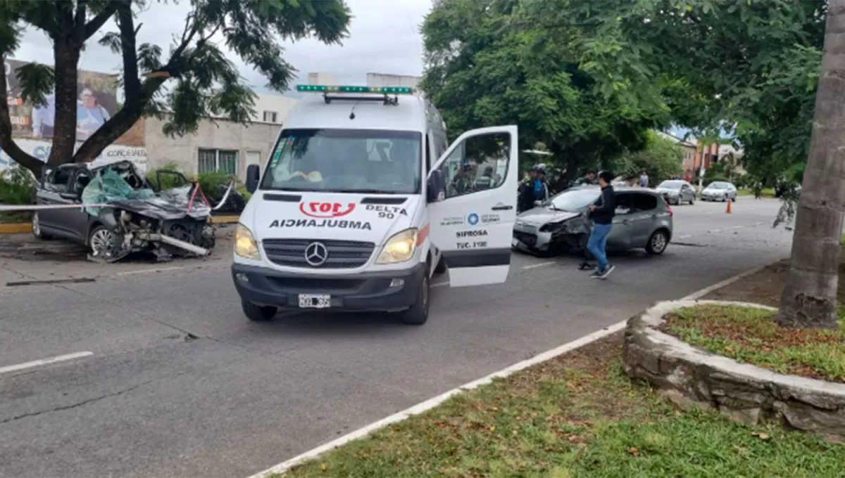 EN LA MISMA CUADRA. Un segundo vehículo protagonizó un accidente en avenida Perón.